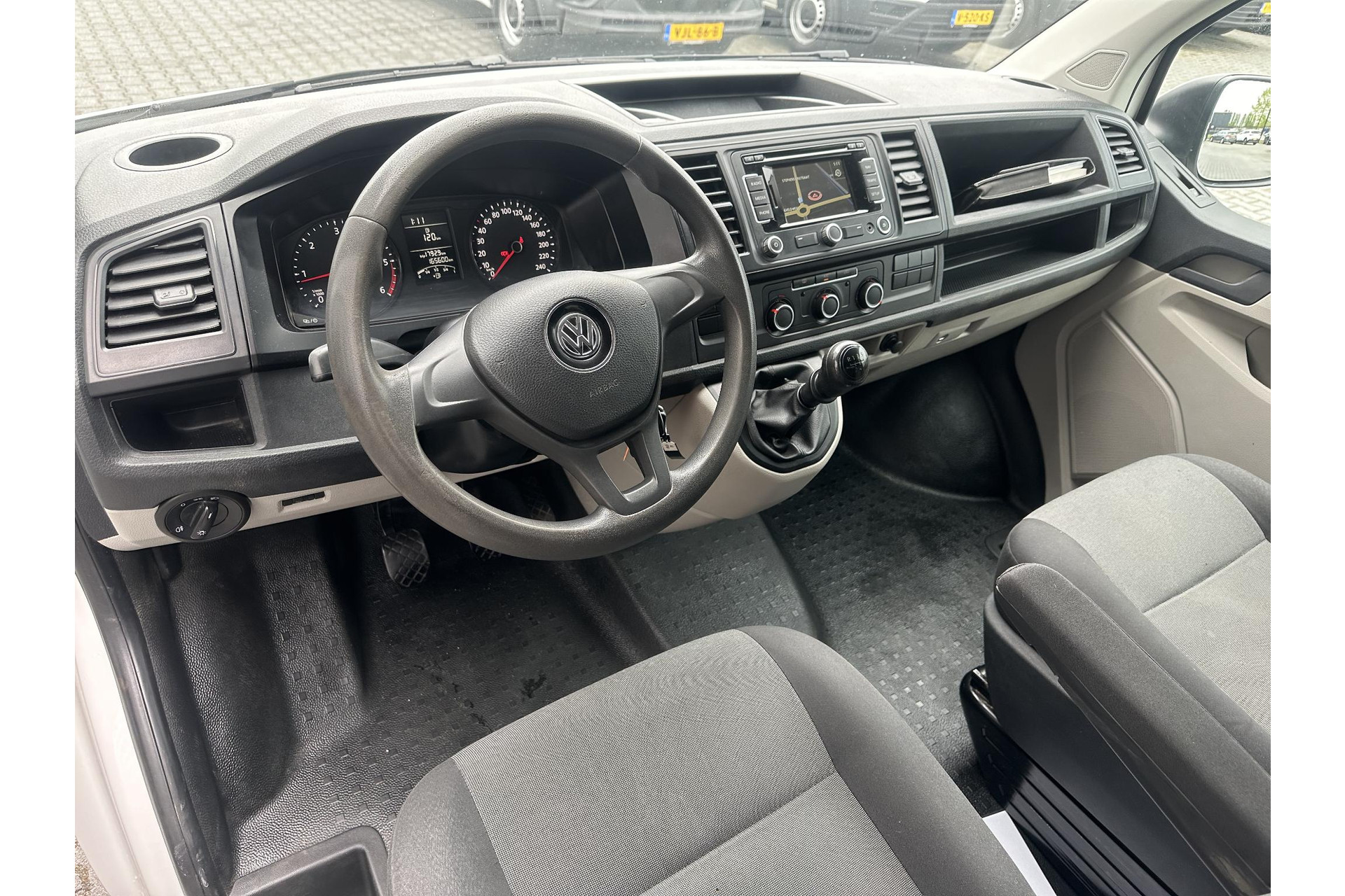Volkswagen Transporter 2.0 TDI L2H1*AIRCO*NAVI*BLUETOOTH*HAAK*BETIMMERING